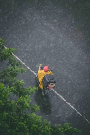 Latrach Med Repartidor Moto Lluvia