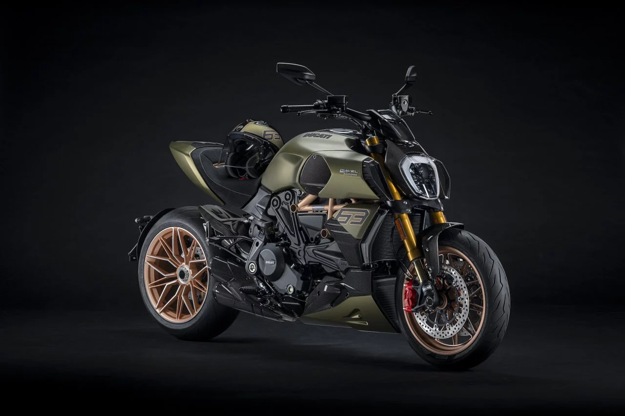 Moto Ducati Diavel Lamborghini 11