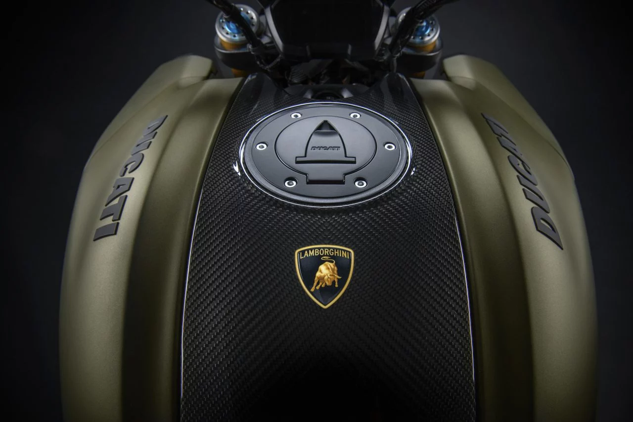 Moto Ducati Diavel Lamborghini 12