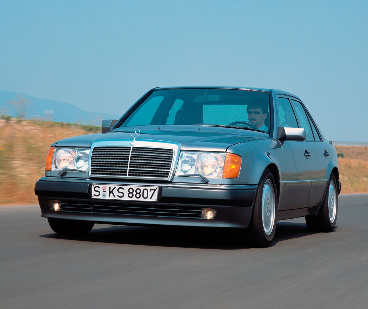 Mercedes Benz 500 E (w 124), Exterieur. Foto Aus Dem Jahr 1990. Mercedes Benz 500 E (w 124), Exterior. Photo From 1990.