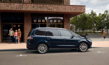 Vista lateral del Ford Galaxy mostrando sus líneas y diseño.