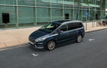 Vista lateral del Ford Galaxy, mostrando líneas elegantes y diseño familiar.