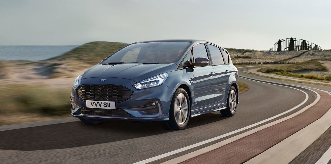 Vista dinámica del Ford S-MAX realzando su diseño deportivo.