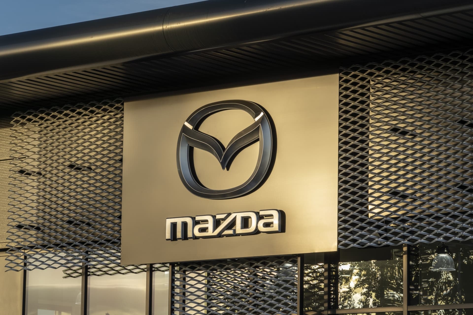 Historia logo Mazda
