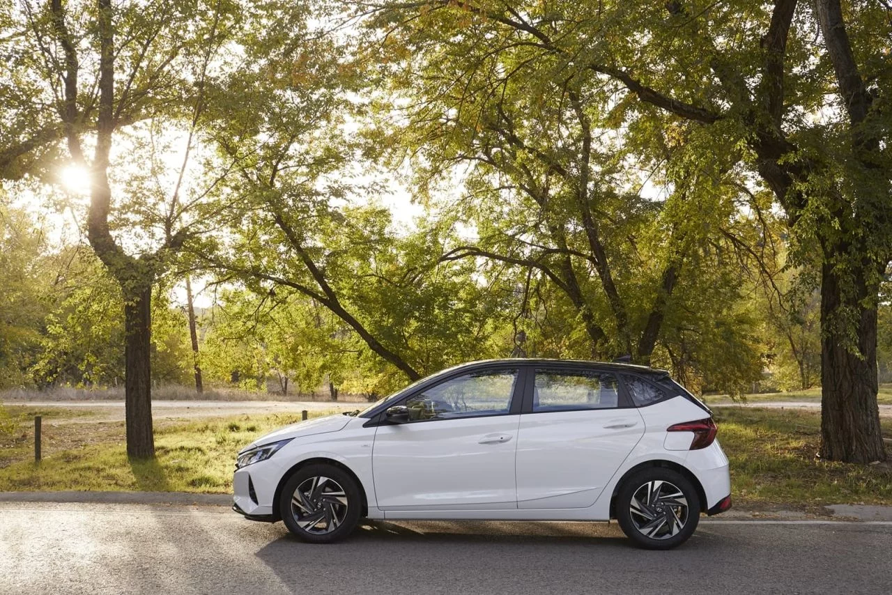 Vista lateral del Hyundai i20 destacando sus líneas aerodinámicas