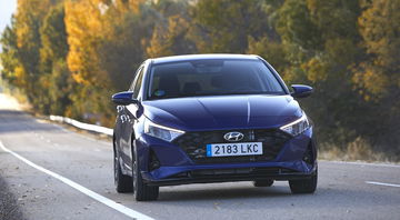 Vista frontal del Hyundai i20 en movimiento, destacando su diseño dinámico.