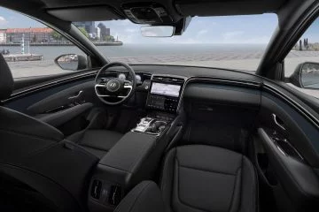 Cabina del Hyundai Tucson mostrando volante y asientos con diseño sofisticado