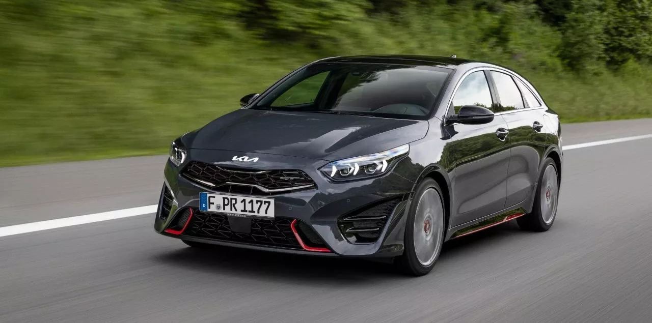 Vista dinámica del Kia ProCeed en carretera, mostrando su diseño frontal y perfil.