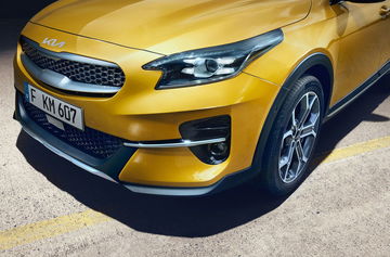 Vista frontal destacando el diseño agresivo y moderno del Kia XCeed