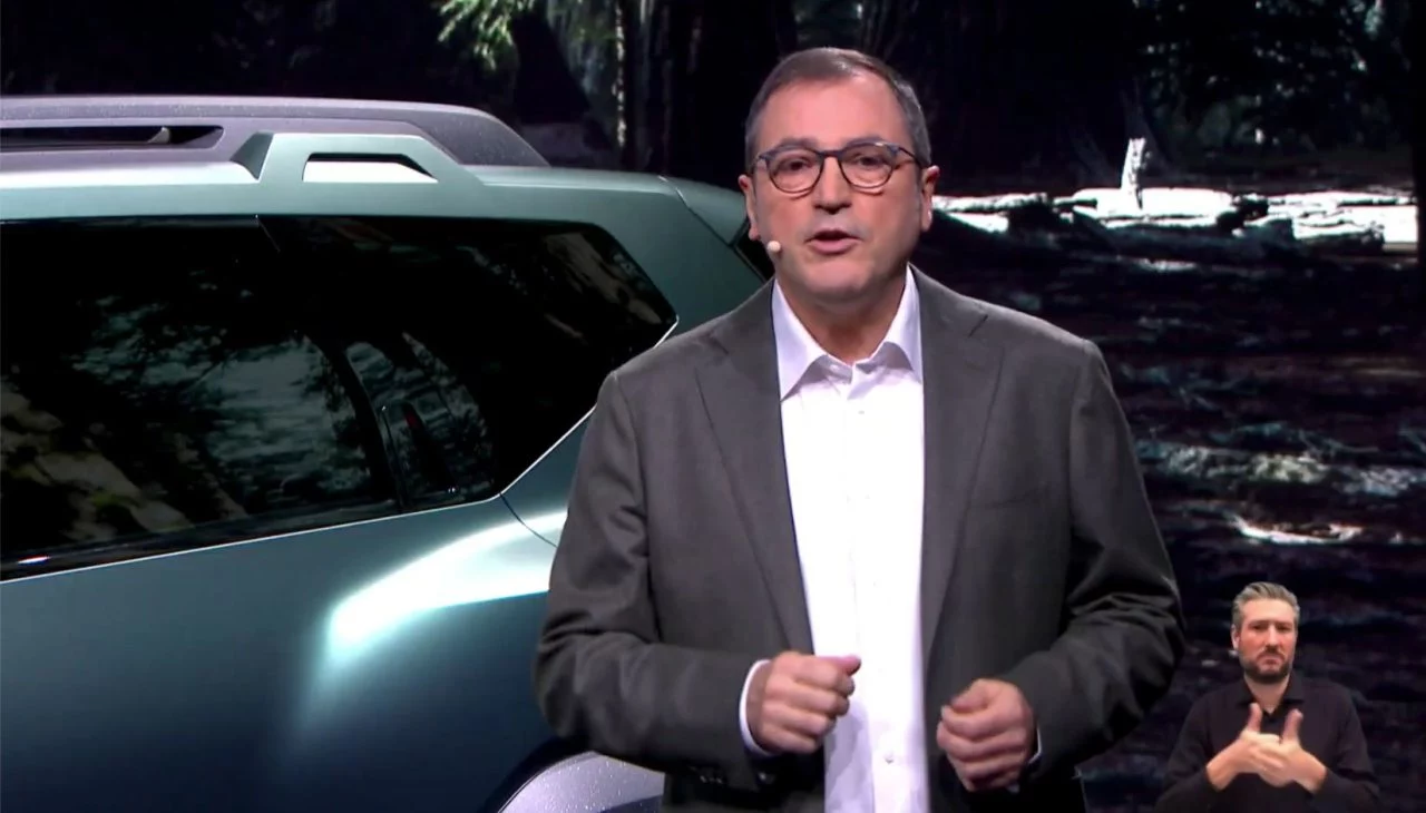 Un ejecutivo presenta el nuevo modelo de Dacia Bigster ante la prensa.