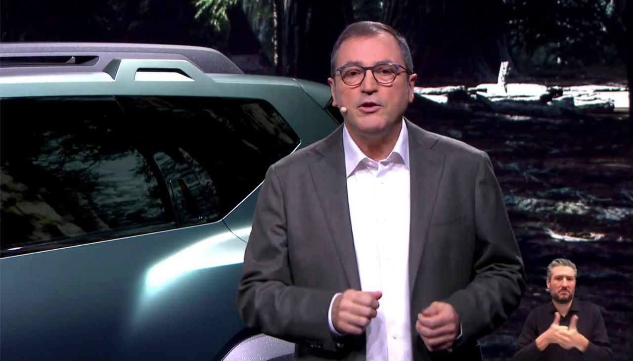 Un ejecutivo presenta el nuevo modelo de Dacia Bigster ante la prensa.