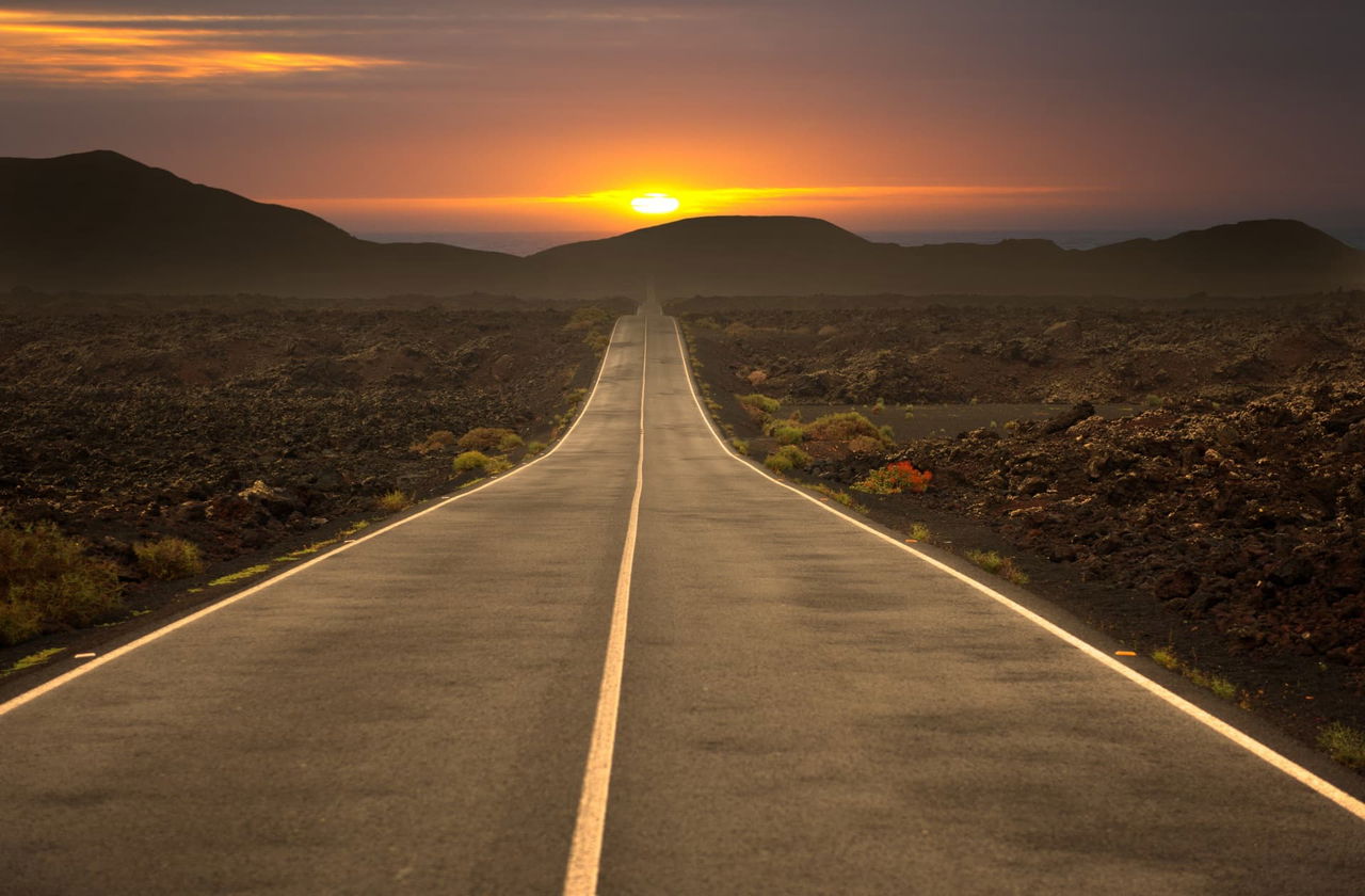 Prohibido Adelantar Sin Senal Carretera Linea Continua Atardecer