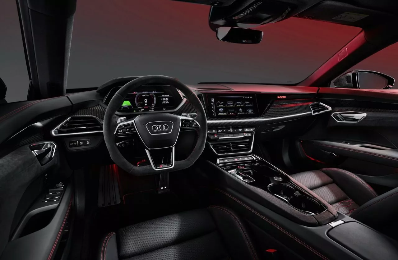 Vista del volante y la pantalla central del Audi e-tron GT.