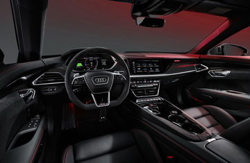 Vista del volante y la pantalla central del Audi e-tron GT.