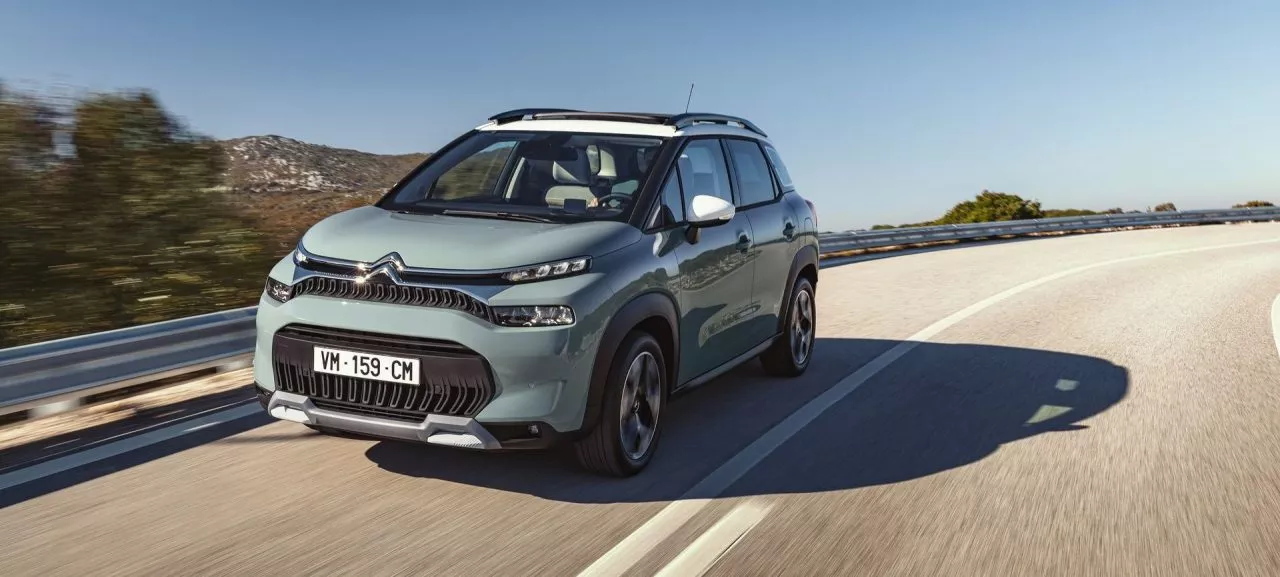 Vista dinámica del Citroën C3 Aircross, destacando su frontal y línea lateral.