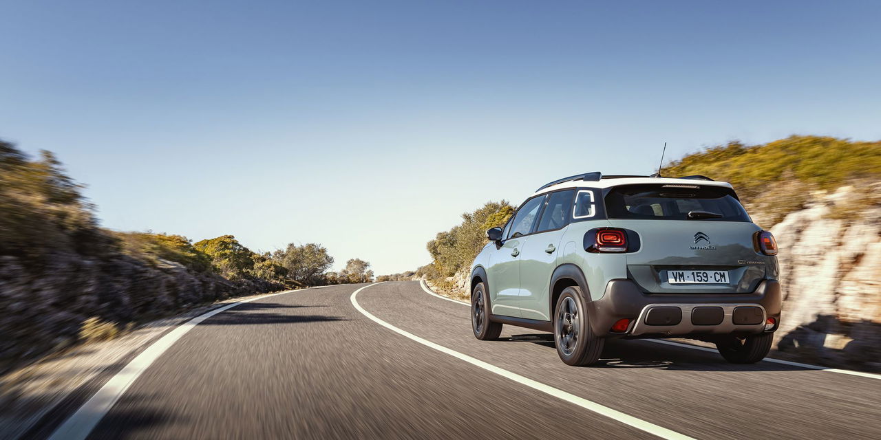 Vista dinámica lateral del Citroën C3 Aircross en carretera.