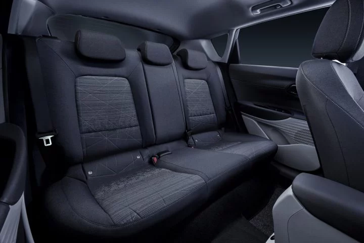 Vista de los asientos traseros del Hyundai Bayon, destacando su tapicería y amplitud.