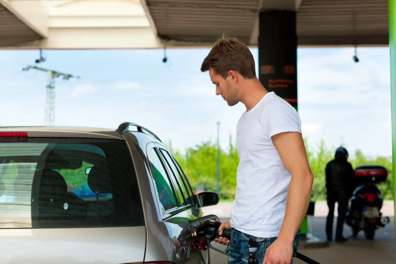 Gasolina Barata Repostando En Gasolinera