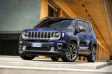 Vista lateral del Jeep Renegade mostrando su dinámico diseño y robustez.