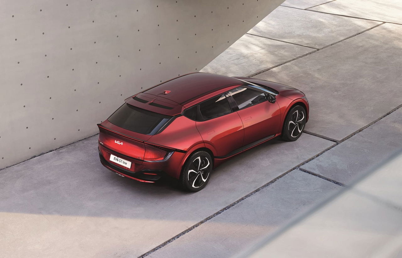 Vista aérea que muestra la elegancia del diseño trasero y lateral del Kia EV6.