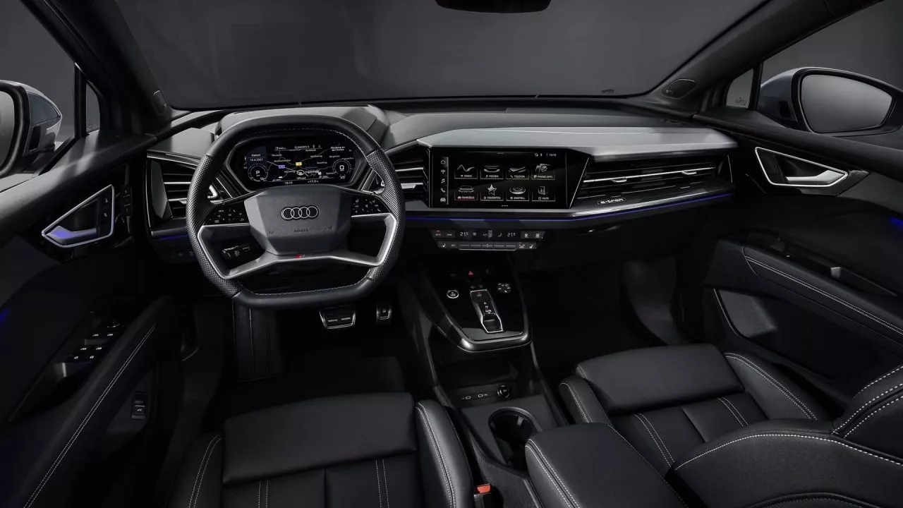 Vista frontal del habitáculo del Audi Q4 e-tron, destacando su diseño moderno.