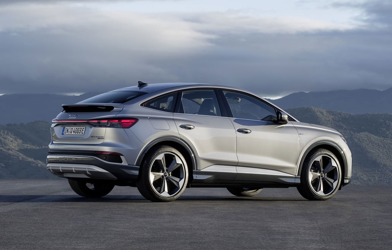 Vista lateral del Audi Q4 e-tron resaltando su diseño aerodinámico.