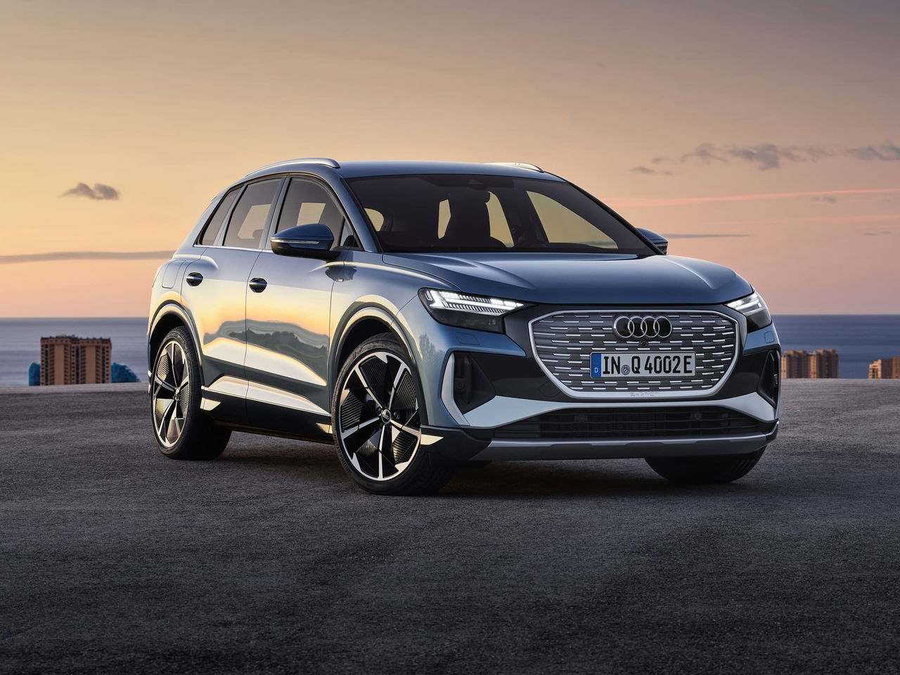 Vista angular del Audi Q4 e-tron destacando su diseño vanguardista.