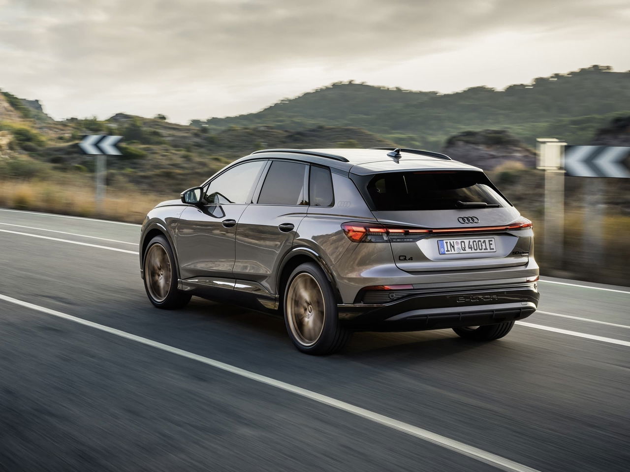 Vista trasera y lateral del Audi Q4 e-tron en movimiento.