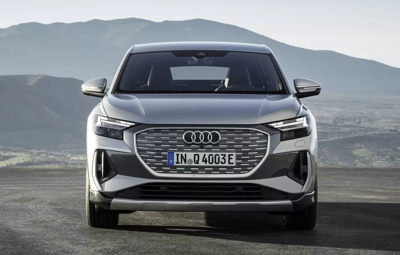 Vista frontal que destaca la parrilla y faros del Audi Q4 e-tron.