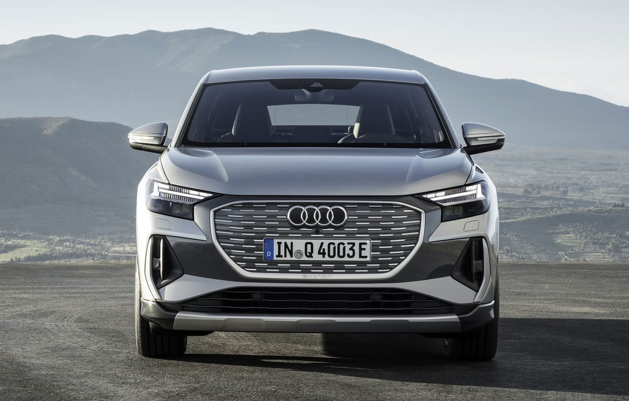 Vista frontal que destaca la parrilla y faros del Audi Q4 e-tron.