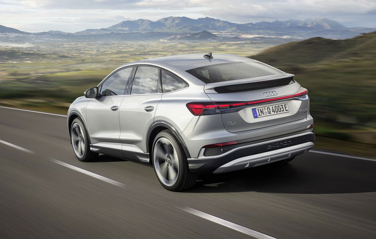 Vista trasera y lateral del Audi Q4 e-tron destacando su diseño aerodinámico