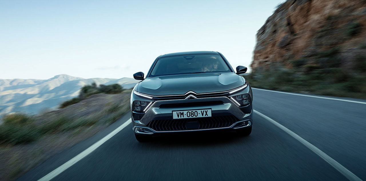 Vista frontal del Citroën C5 X destacando su diseño innovador.