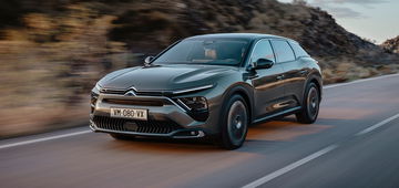 Citroën C5 X en movimiento, vista delantera y lateral, diseño robusto