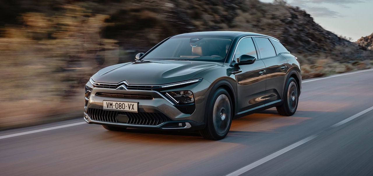 Citroën C5 X en movimiento, vista delantera y lateral, diseño robusto