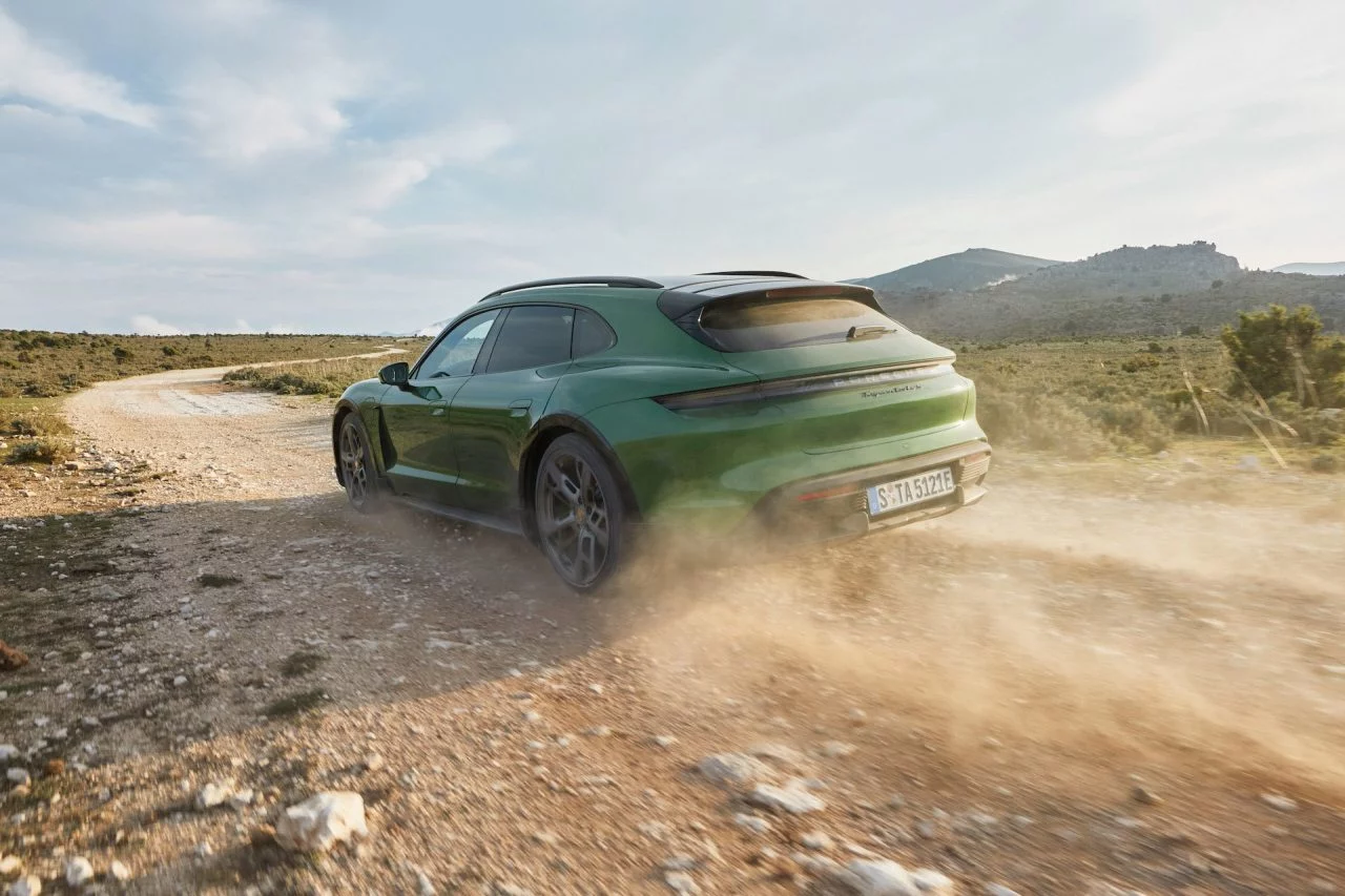 Crossover Porsche Taycan Cross Turismo Verde