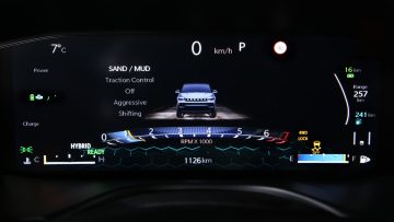 Vista del cuadro de instrumentos digital del Jeep Compass, con indicadores claros y modernos.