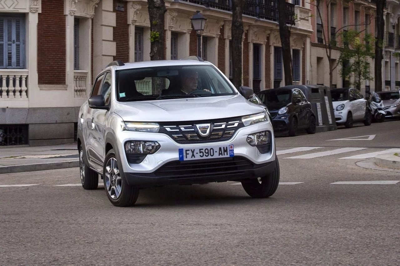 Dacia Spring 2021 0421 Blanco Frontal Movimiento 011