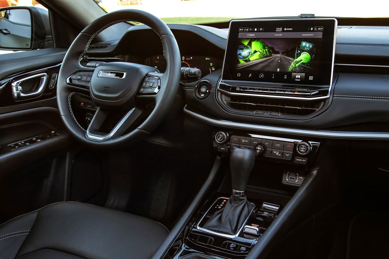 Vista del volante y sistema de infoentretenimiento del Jeep Compass.