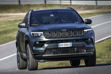 Vista dinámica del Jeep Compass enfatizando su robustez y capacidad en carretera