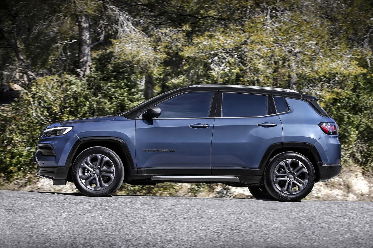 Vista lateral del Jeep Compass mostrando su perfil robusto y moderno.