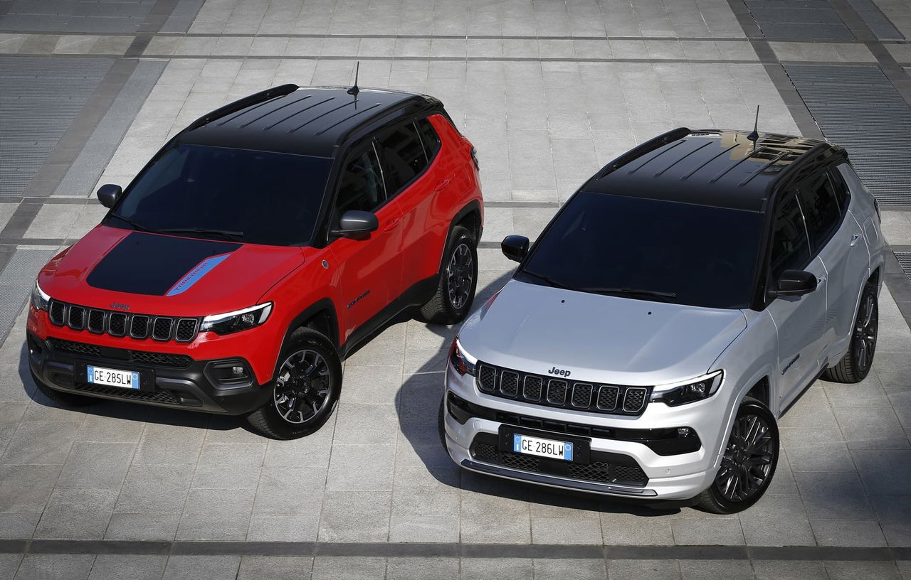 Vista aérea de dos Jeep Compass, uno rojo y otro gris, destacando su diseño frontal