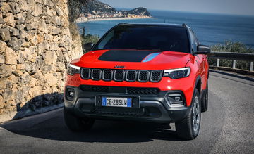 Vista frontal dinámica del Jeep Compass en carretera costera