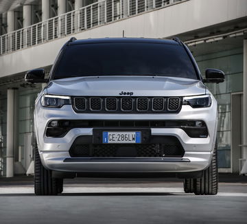 Vista frontal del Jeep Compass mostrando su diseño robusto y moderno