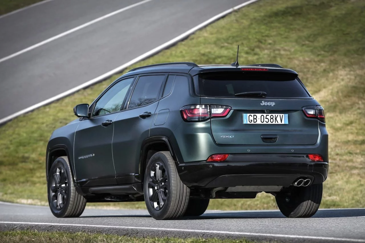 Vista dinámica del Jeep Compass mostrando su diseño robusto.