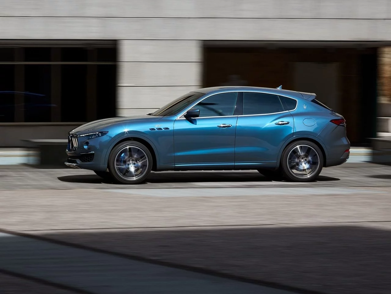 Maserati Levante Hybrid 2021 0421 Lateral Movimiento 033