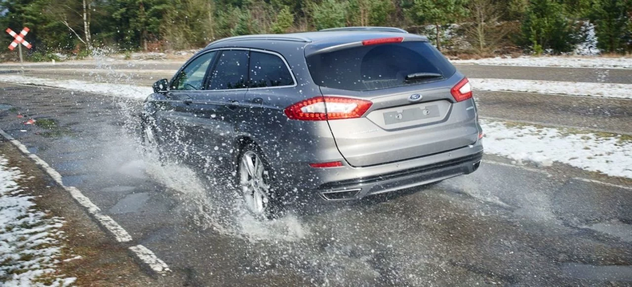 Aquaplaning Conducir Lluvia Salpicar