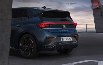 Vista trasera del CUPRA Born destacando su diseño deportivo y moderno