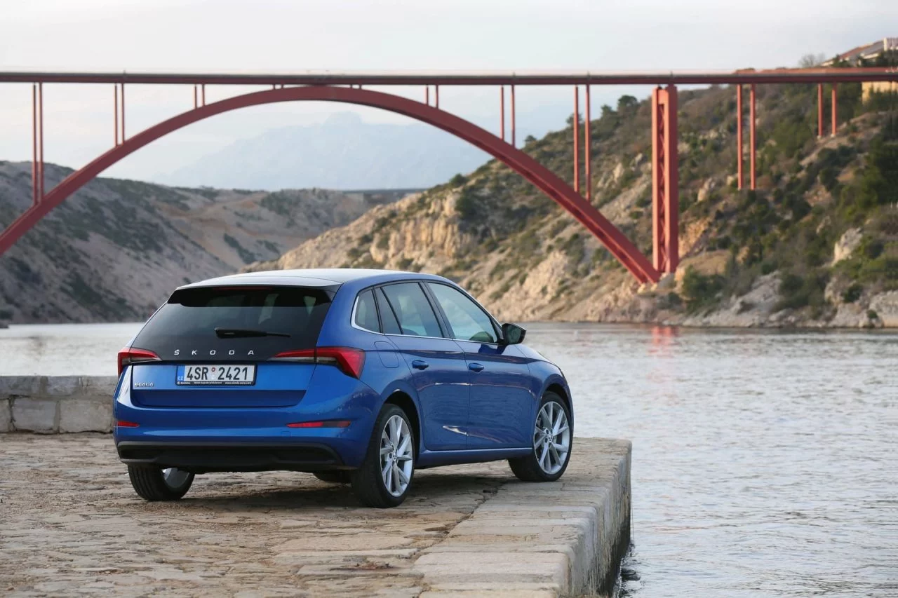 Skoda Scala 2021 Azul Trasera