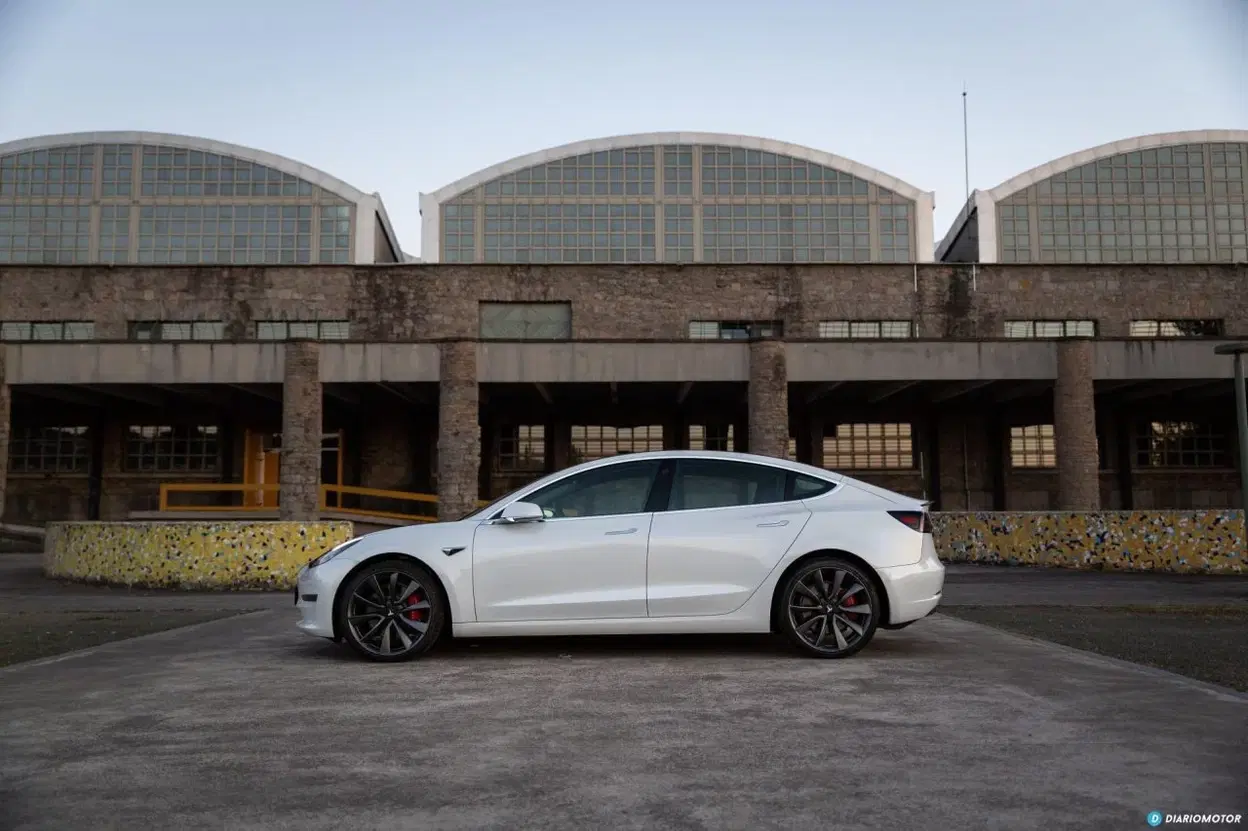 Tesla Model 3 Oferta Abril 2021 Exterior 02 Lateral