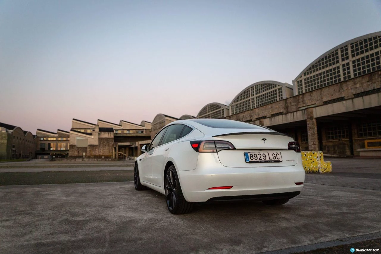 Tesla Model 3 Oferta Abril 2021 Exterior 02 Trasera